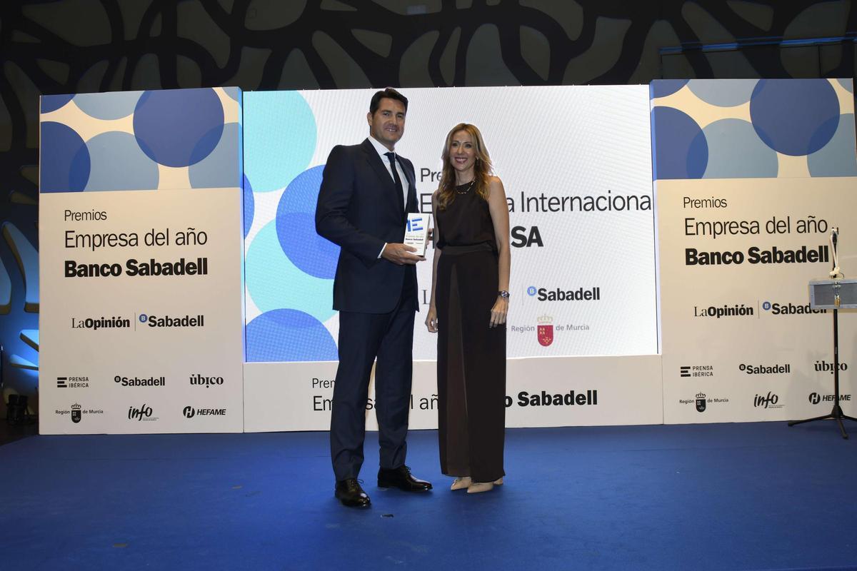 Marisa López, consejera de Empresa y Empleo, entrega el premio a Francisco García.