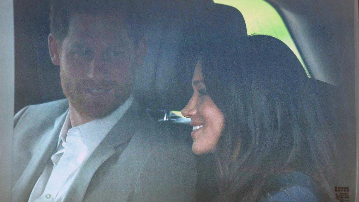 El príncipe Harry junto a Meghan Markle en el coche de camino al castillo de Windsor