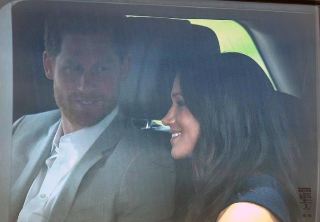 El príncipe Harry junto a Meghan Markle en el coche de camino al castillo de Windsor