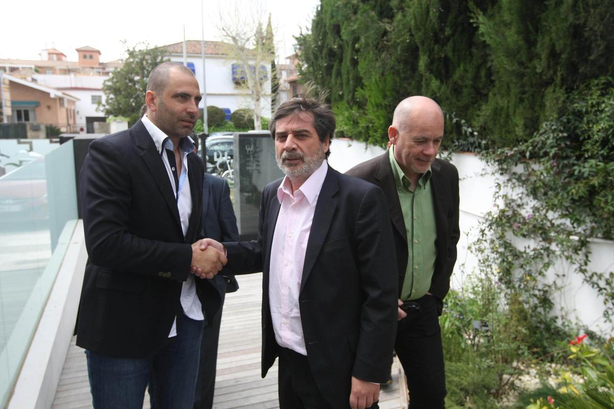 Esnáider a su llegada a Córdoba junto a Carlos González y Alfredo Duro.