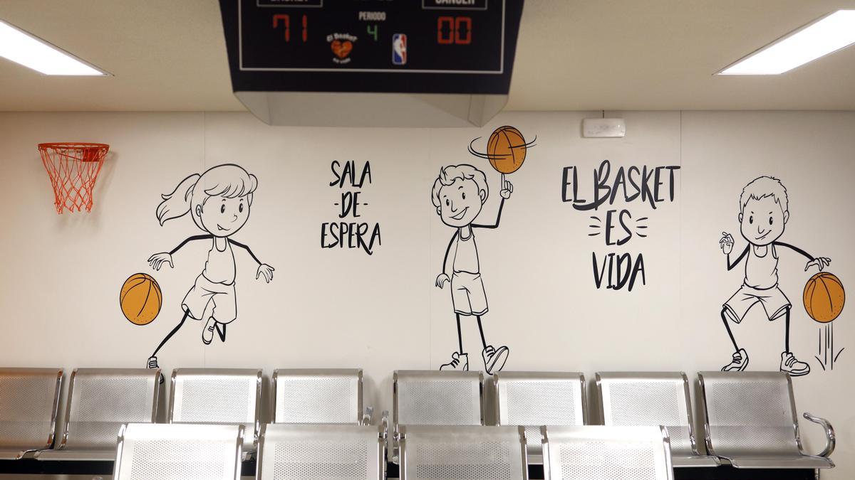 La nueva sala de espera del Hospital Materno Infantil tras la intervención de la asociación &#039;El Basket es vida&#039;