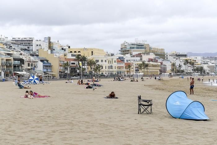 Día festivo en la Playa de Las Canteras