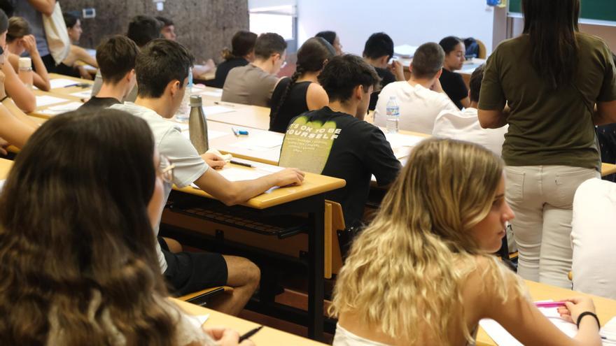 Alumnos de instituto, en la prueba de Selectividad en la UMH, en imagen de archivo