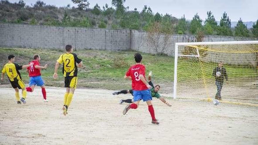 Varandela acaba de golpear la pelota del 0-2. // Carlos Peteiro