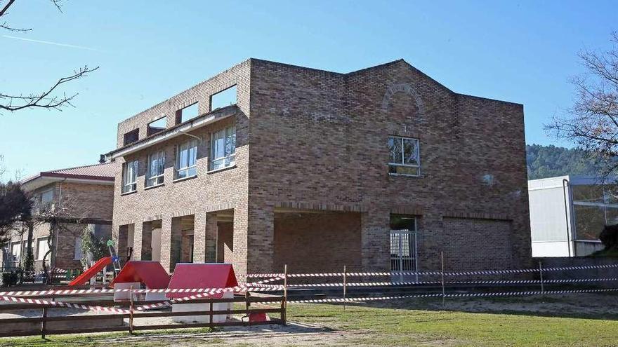 El patio infantil y el gimnasio permanecían ayer acordonados a la espera de la malla protectora. // Marta G. Brea