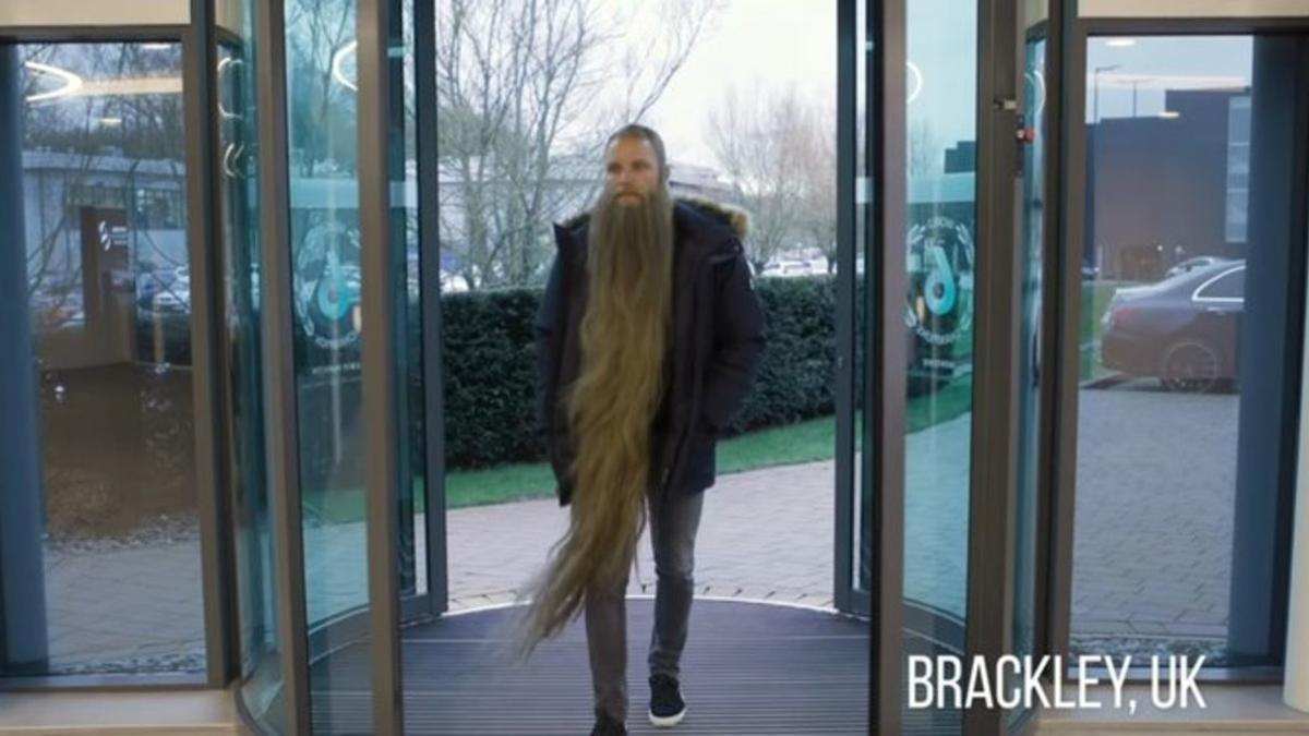 Bottas llega a la sede de Mercedes con una larguisima barba