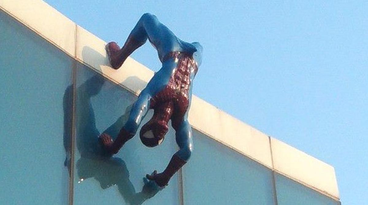 Imatge de l’Spiderman erecte a la façana del centre comercial.