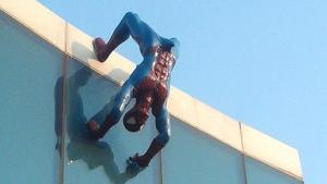 Imatge de l’Spiderman erecte a la façana del centre comercial.