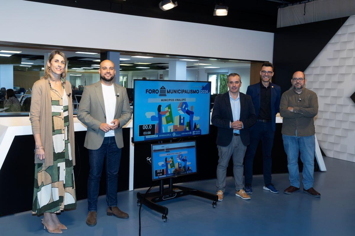 Los cuatro alcaldes y el moderador, el redactor J. A. Rico, antes del inicio de la mesa en el plató de INFORMACIÓN TV