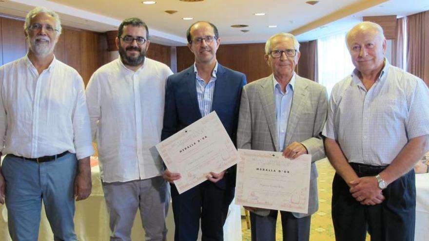 Miquel A. Frau y Paco Tejedor, en el centro, con las distinciones.