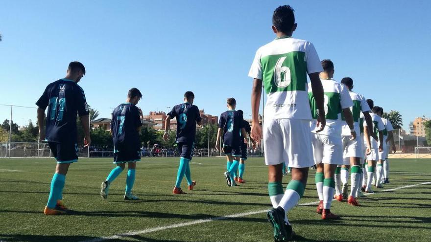 Los jugadores del Juvenil A saliendo al terreno de juego junto a los del Albacete