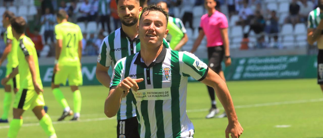 Ale Marín celebra su gol ante el Ceuta en El Arcángel.