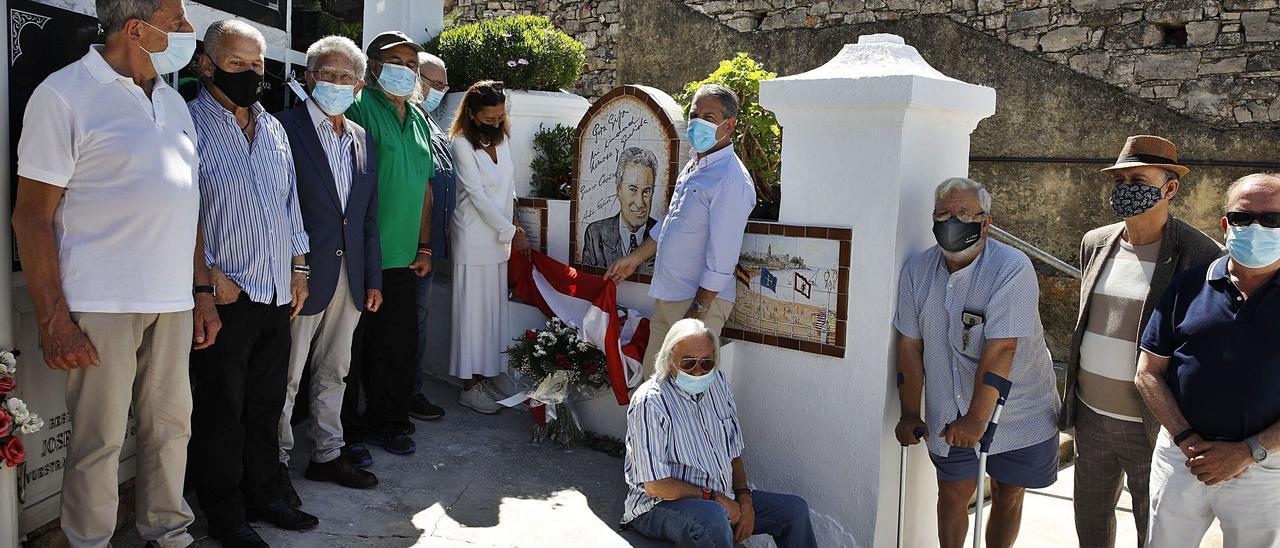 Por la izquierda, Bernardo Díaz, Justo Roces, Janel Cuesta, Sergio Puente, Alberto Estrada, Carmen Quesada, Juan García, Miguel Escalada (sentado), Jesús García, Pedro Preciados y Miguel Vázquez, al descubrir las placas en honor de Arturo Fernández junto a su nicho en el cementerio de El Sucu.