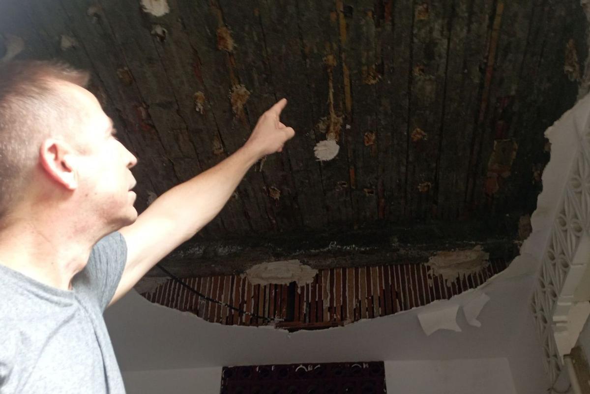 Joaquín, en su antigua frutería, en 2024, con el techo desprendido por filtraciones de agua potable y fecales.
