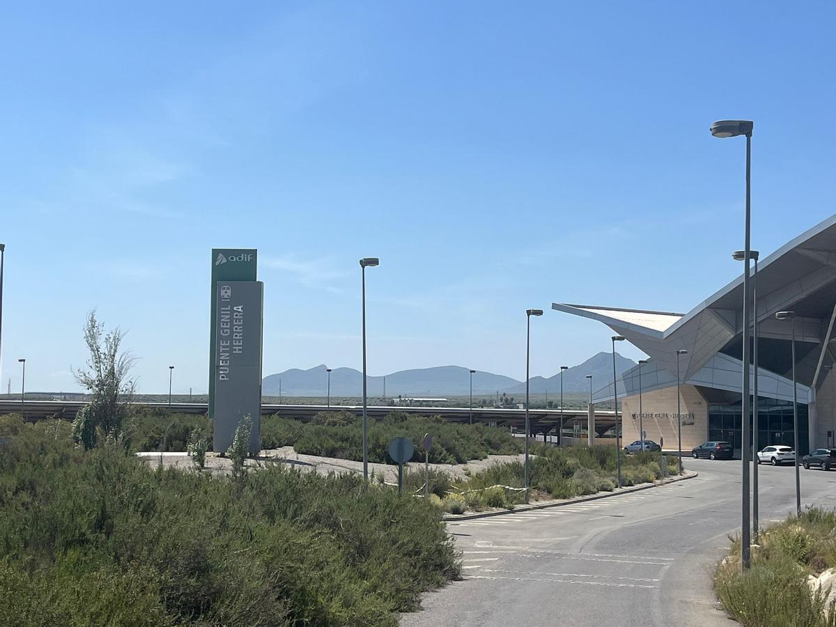 Vista exterior de la situación en la que se encuentra la estación de Puente Genil.