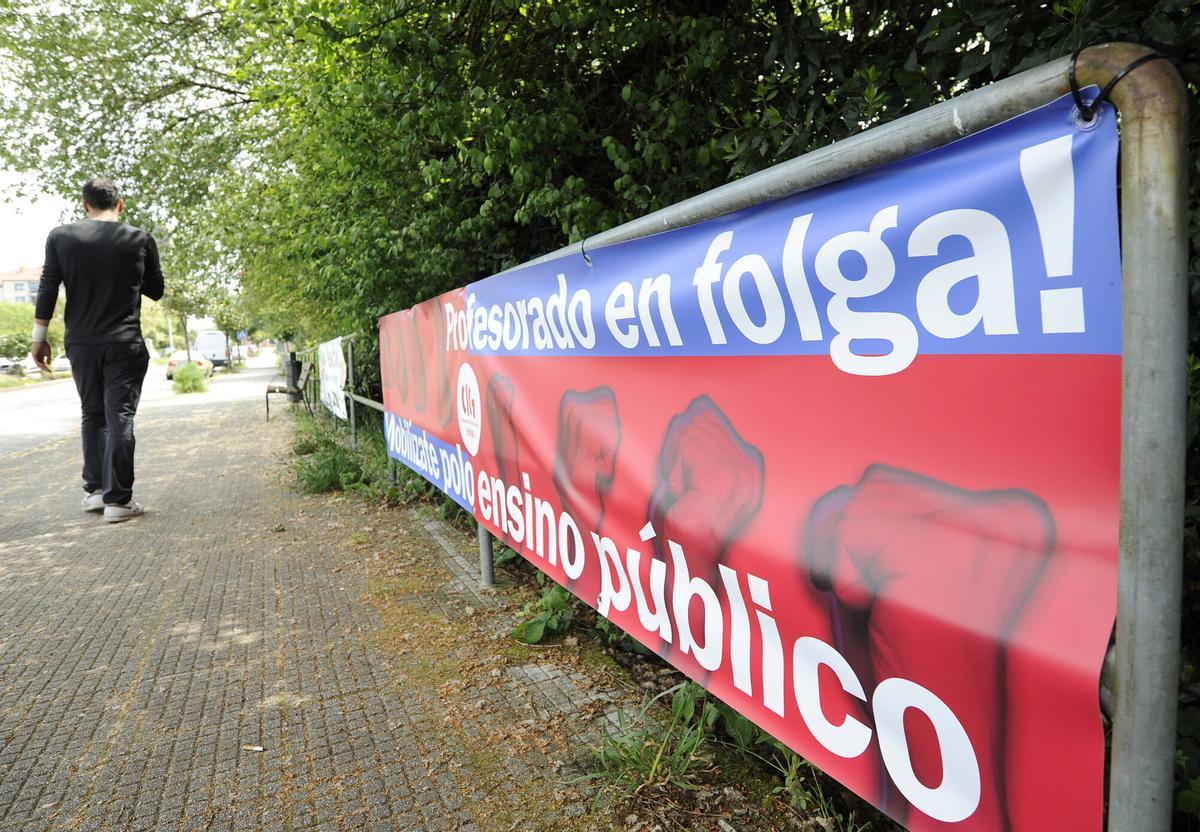A ESTRADA. PANCARTA HUELGA PROFESORADO EDUCACION CIG