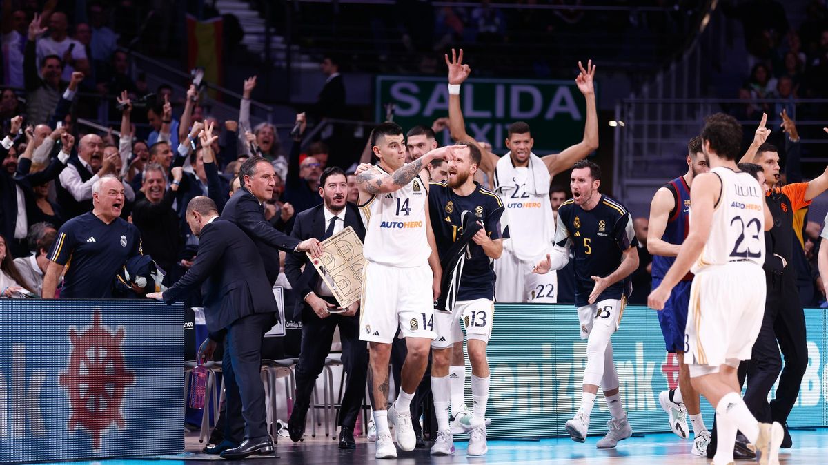 Los jugadores del Real Madrid celebran el triple de Deck sobre la bocina, antes del descanso.