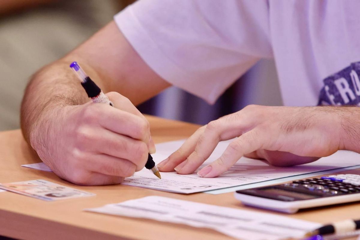 Un alumno realiza el examen de Matemáticas de la Selectividad, este martes en Córdoba.