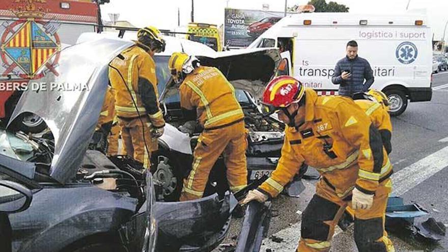 Varios bomberos junto a los dos coches que chocaron ayer por la mañana en Son Castelló.