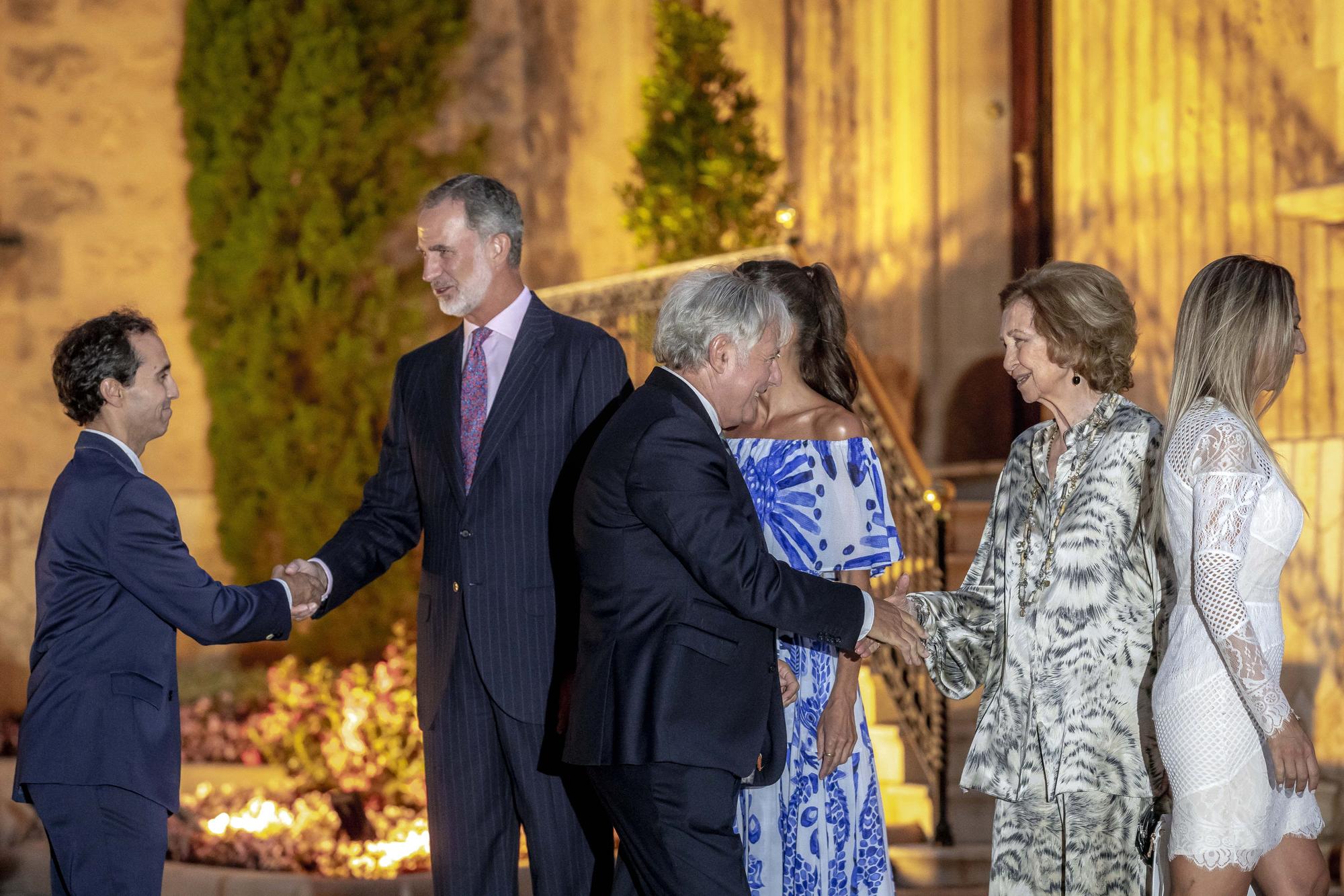 Mira aquí todas las fotos de la visita de los Reyes al Palacio Marivent para recibir a la sociedad balear