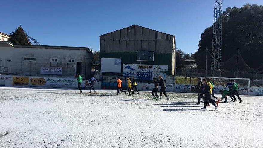 El Agolada realizó en la mañana de ayer su entrenamiento en un Estadio Municipal nevado.