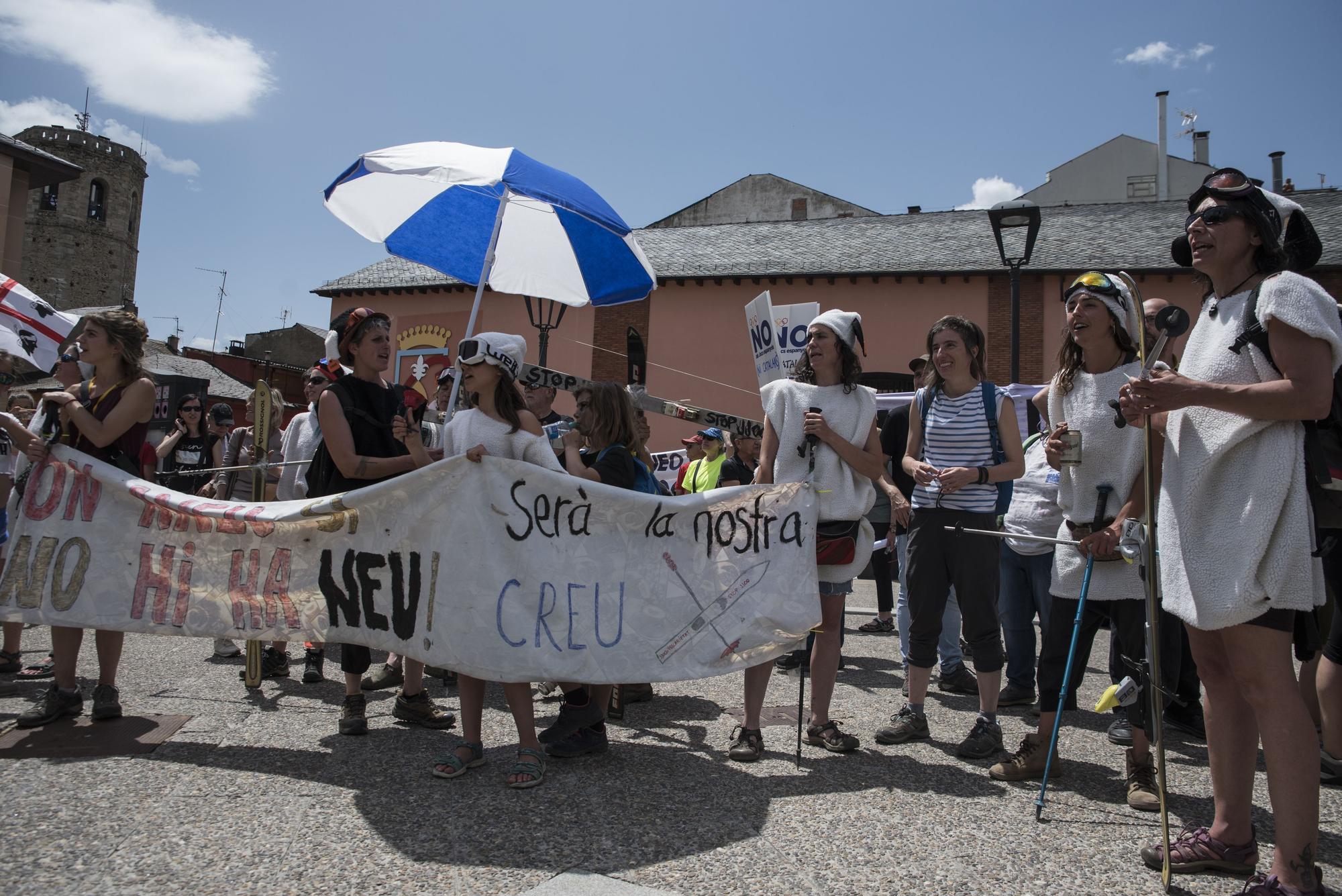 Protesta multitudinària a Puigcerdà en contra dels Jocs