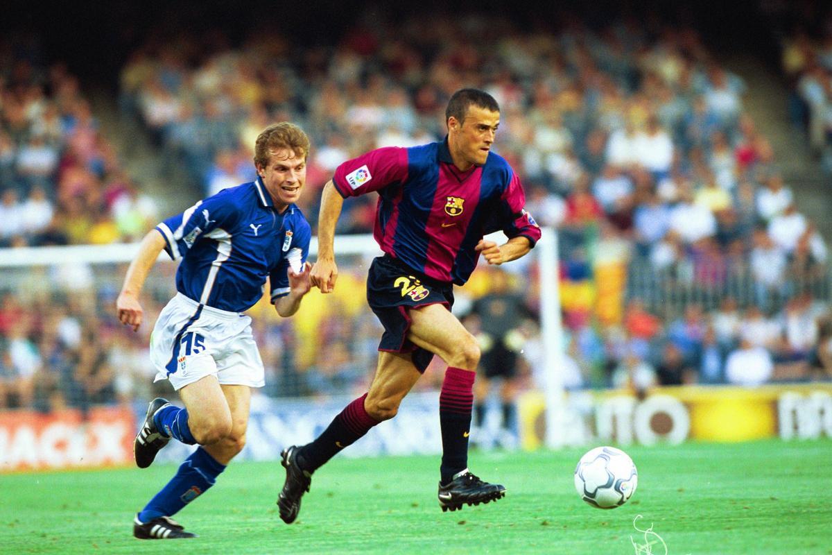 Jaime pugna un balón con Luis Enrique en el Camp Nou