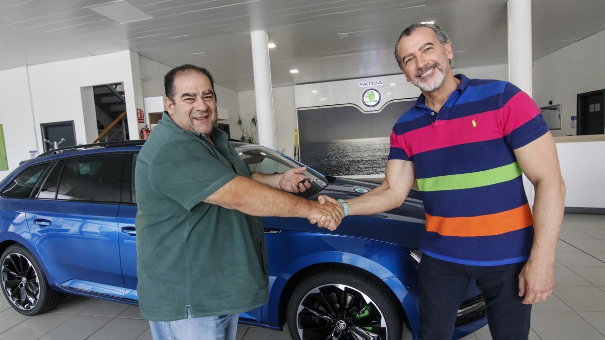 El taxista junto con el responsable de ventas del concesionario, Félix Hurtado.