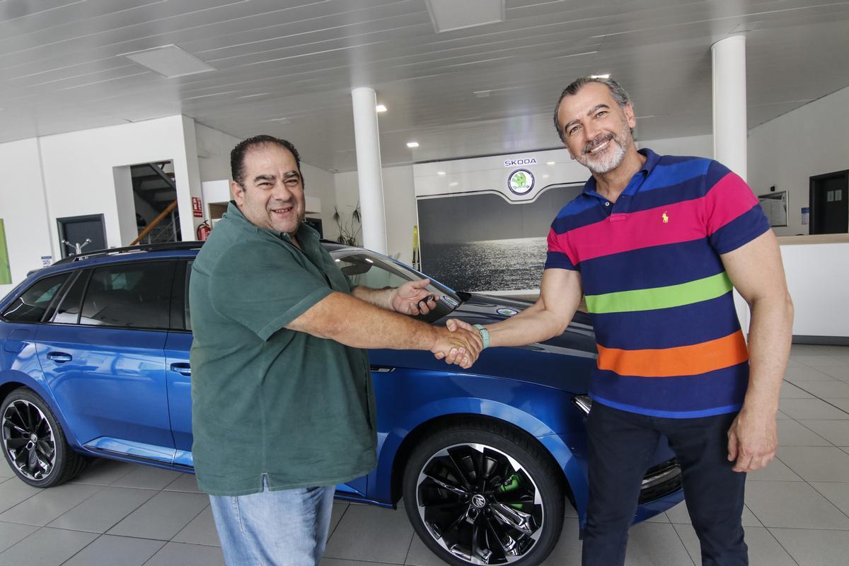 El taxista posa con el responsable de ventas del concesionario cacereño, Félix Hurtado.