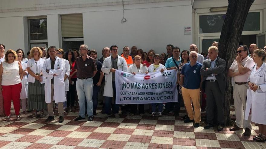 Manifestación de médicos y sanitarios frente al centro de salud San Pedro Alcántara