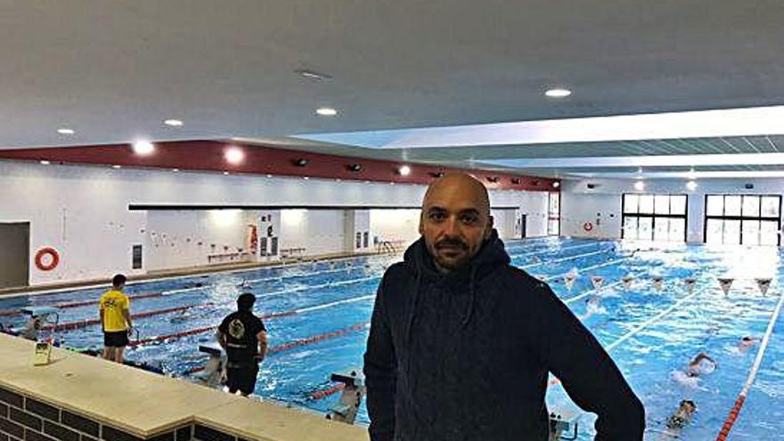 El concejal de Deportes del Ayuntamiento de Zamora, Manuel Alesander, en la piscina Sindical.