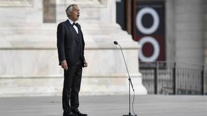 El tenor Andrea Bocelli durante el concierto que ofreció con motivo de la Pascua en la catedral de Milán.