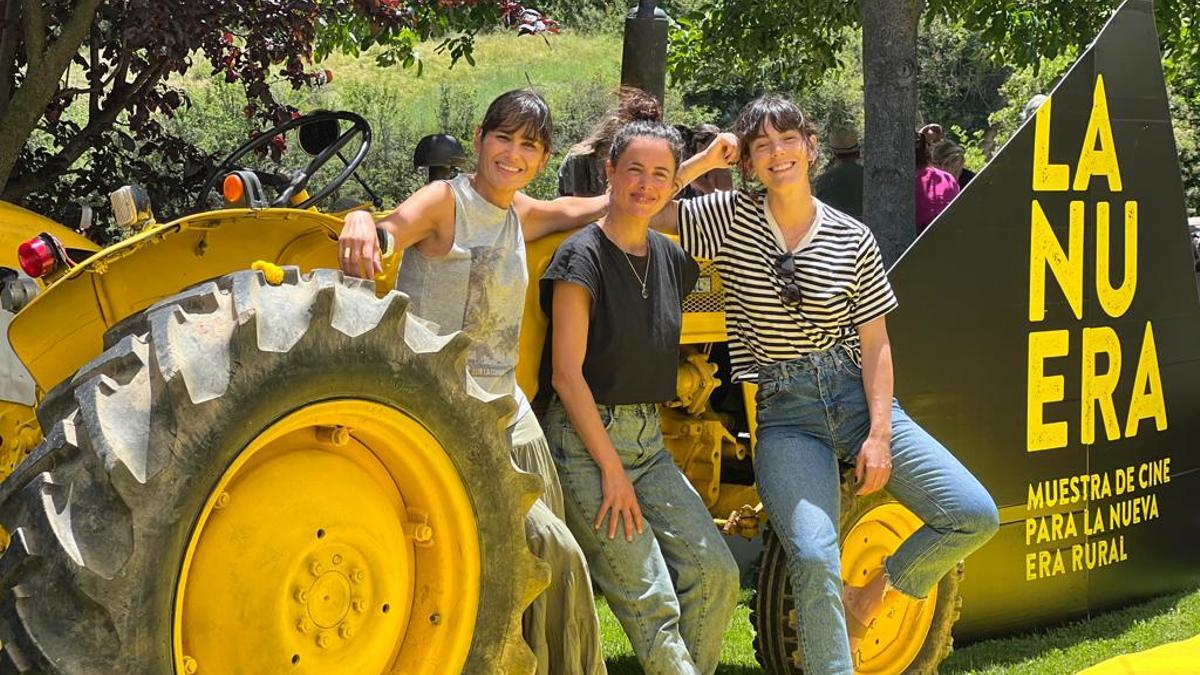 Elena S. Sánchez, Patricia López Arnaiz y Vicky Luengo en el tractor de La NuEra.
