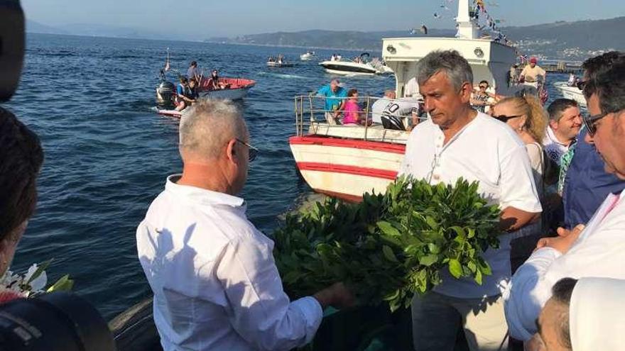 Jesús Barros se dispone a realizar la ofrenda en el mar. // G.Núñez