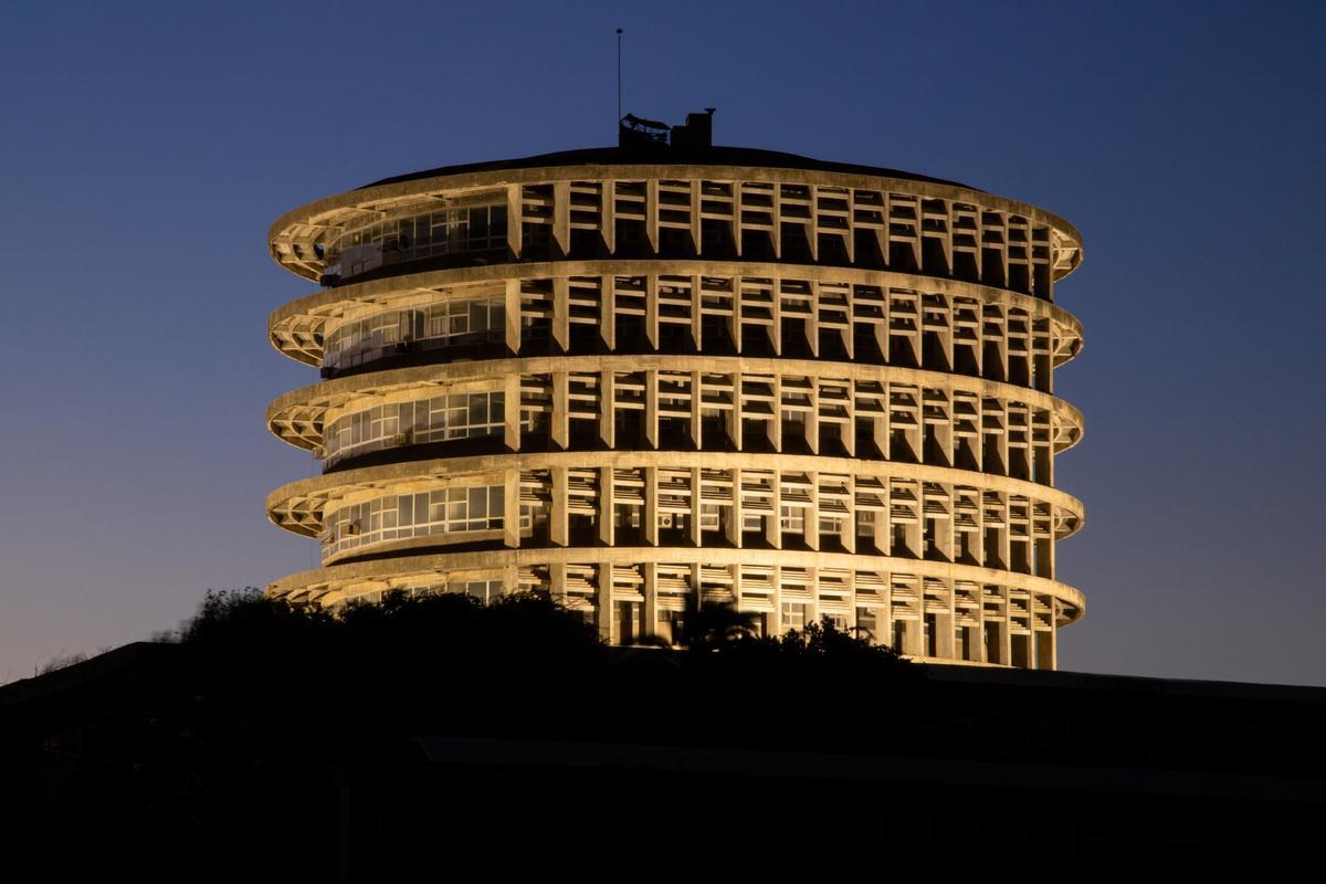 En la torre se ubica la residencia de estudiantes.