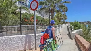 Los vecinos rechazan la expropiación para reabrir el paso peatonal entre Aguamarina y La Caleta en Orihuela Costa