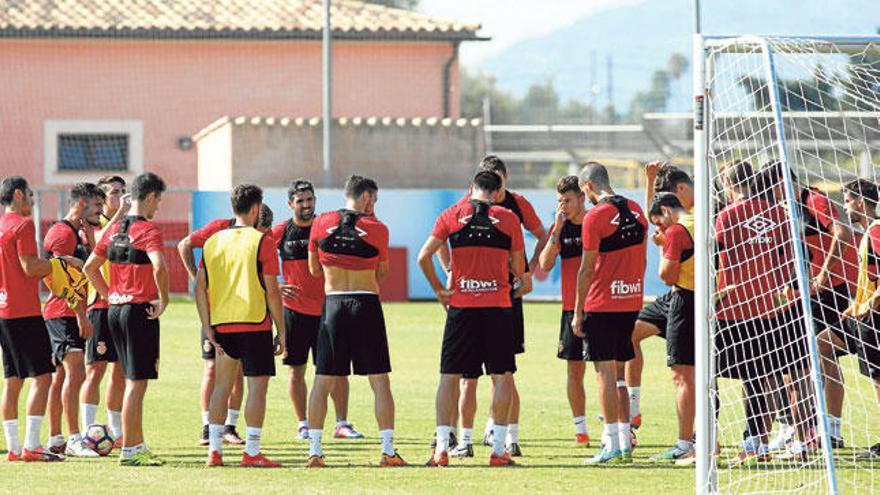 Los jugadores del Mallorca se reúnen sobre el césped de Son Bibiloni junto a Fernando Vázquez.