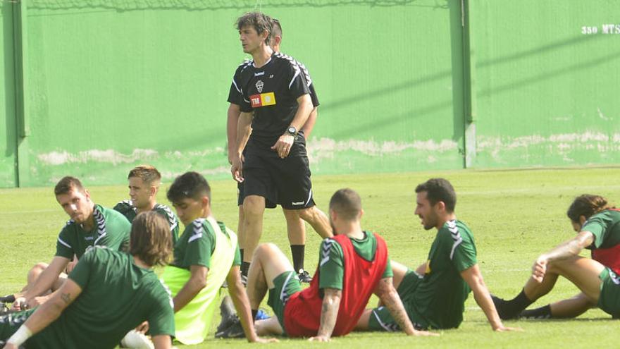 Pacheta, junto a sus futbolistas, al final de un entrenamiento