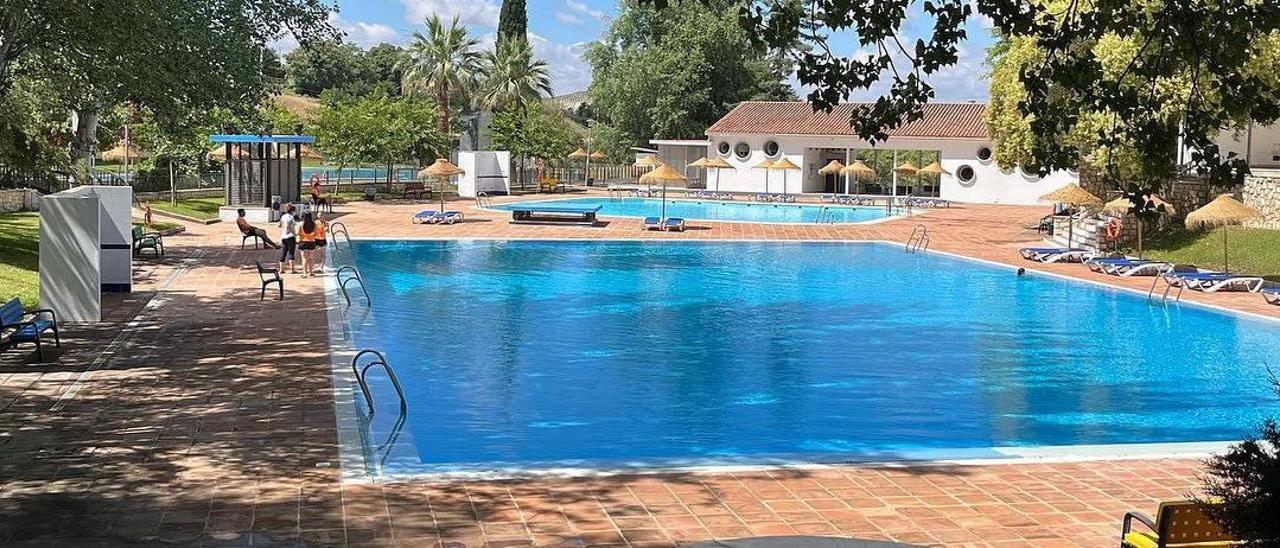 El complejo municipal de piscinas Heliodoro Martín en Cabra.