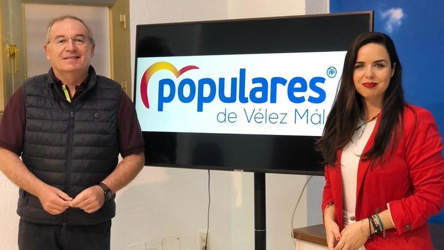 La diputada provincial Lourdes Piña y el portavoz 'popular' en el municipio, Francisco Delgado, en rueda de prensa