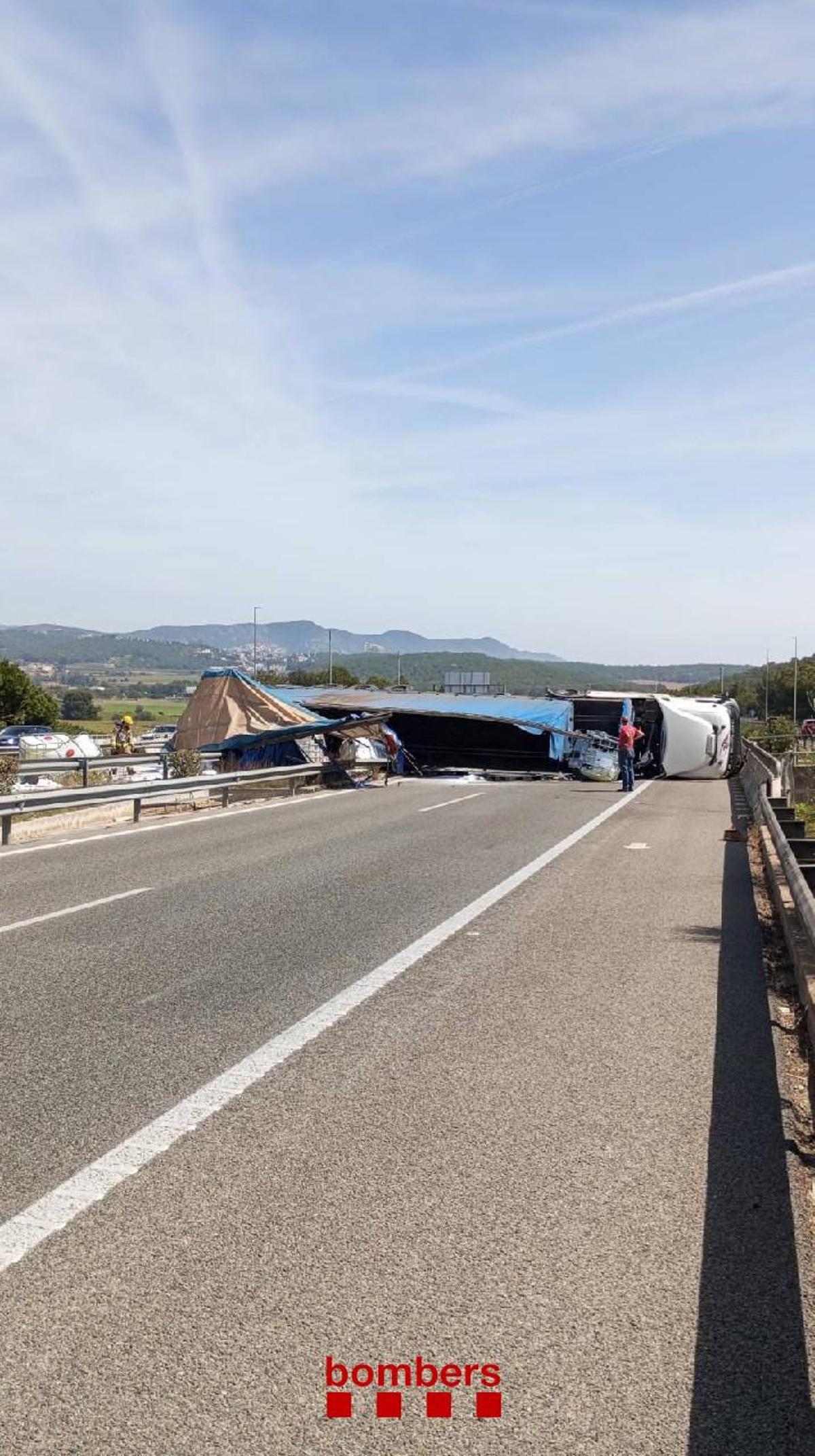 La bolcada va provocar una fuga del producte químic que transportava el camió.