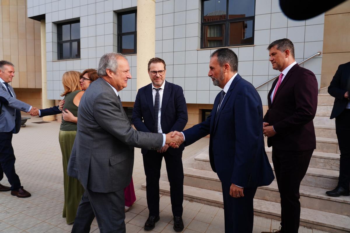 Jordi Hereu visita la sede de la patronal cerámica