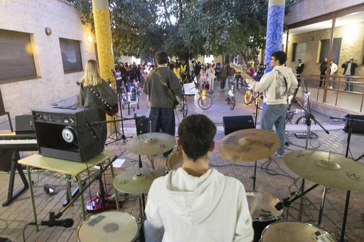 El "Bicillum" toma las calles de Elche una nueva Navidad El "Bicillum" toma las calles de Elche una nueva Navidad