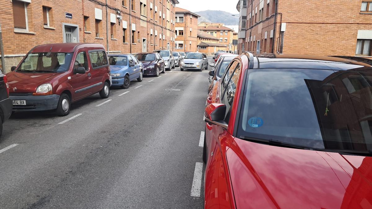 Una de las calles de Santa Marina, llena de coches.