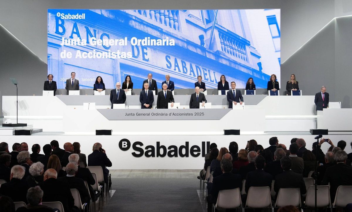 Primera junta de accionistas del Sabadell tras el regreso a Catalunya