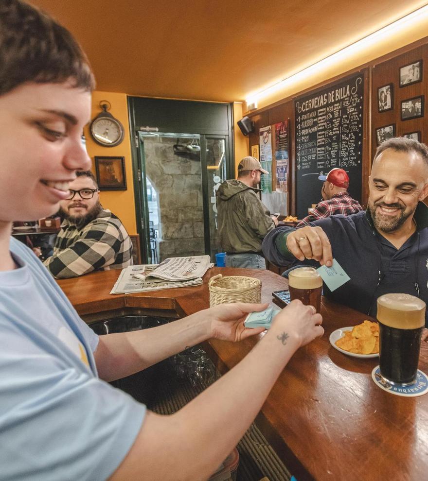 Unha parella disfruta da I Día da Cervexa en Galego, organizado no bar Moucho.