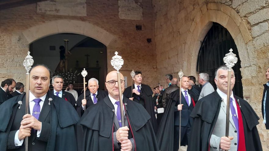 Renovación cofrade ante la Virgen de la Soledad en Toro