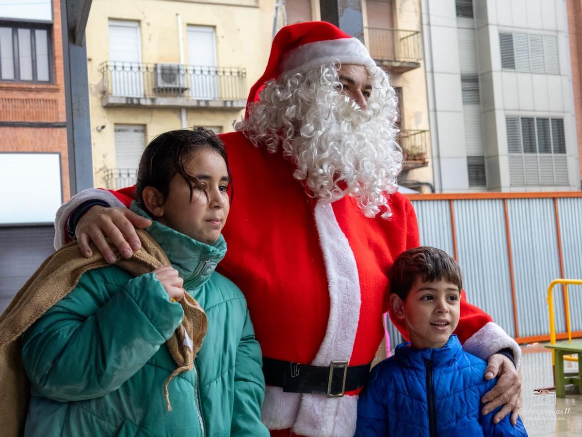 La Fundació del Convent de Santa Clara reparteix joguines a infants de la plataforma d'aliments