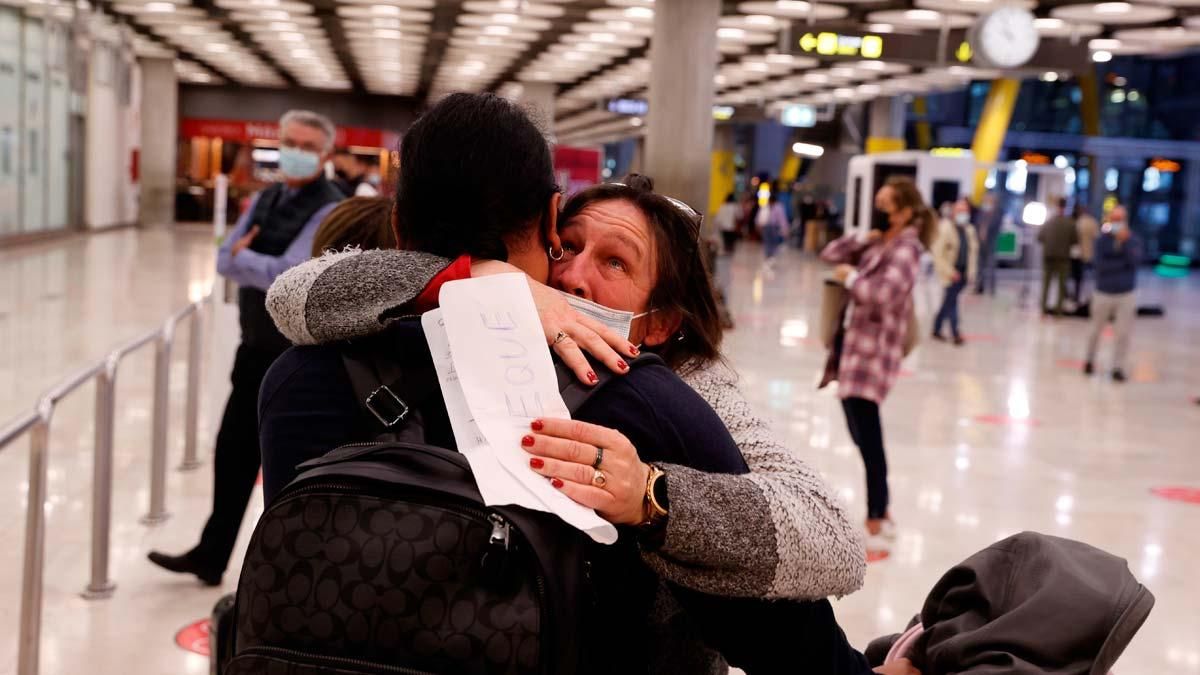 Vuelven los abrazos y las lágrimas a los aeropuertos españoles. En la foto, una madre se despide de su hijo en el aeropuerto de Madrid-Barajas.