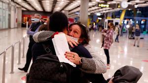 Tornen les abraçades a l’aeroport del Prat després del final de les restriccions d’accés